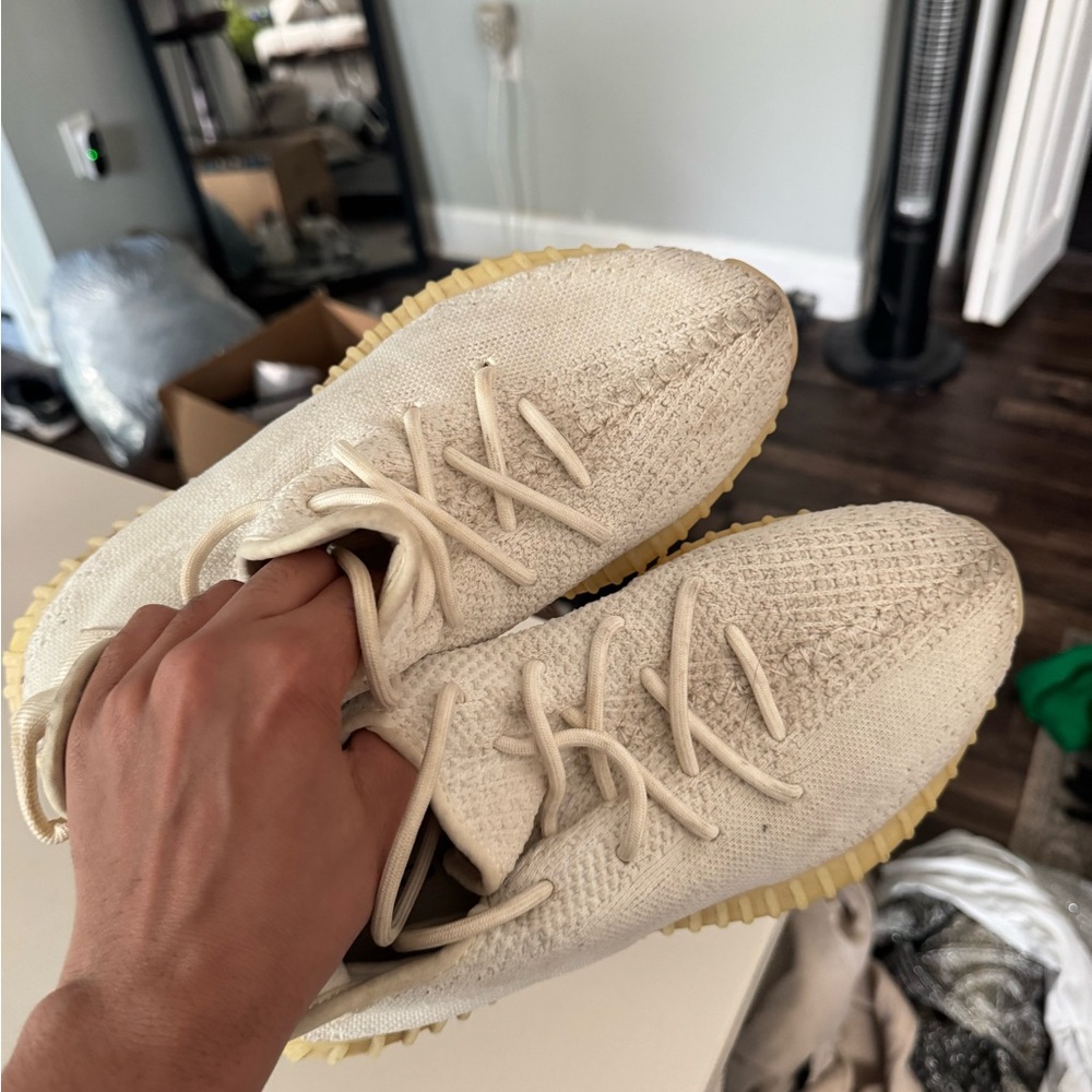 Yeezy Boost 350 V2 Cream Knit Lace-Up Sneakers. M size 7.5/W size 9